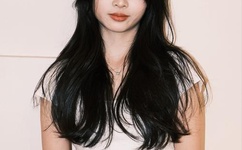 连乳贴都不带的车模